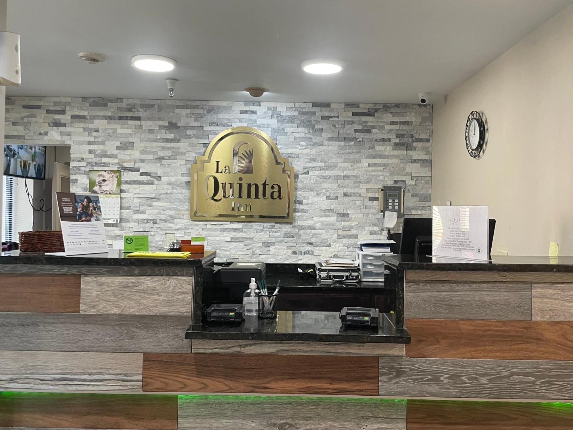 La Quinta Inn And Suites By Wyndham Cincinnati North Springdale Exterior photo